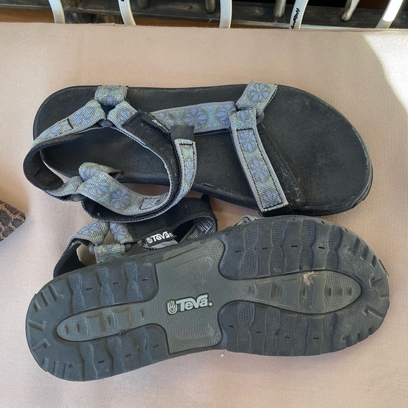 Teva Strappy Sandal in Floral Print‎ Blue Black Size 8 - Picture 1 of 6